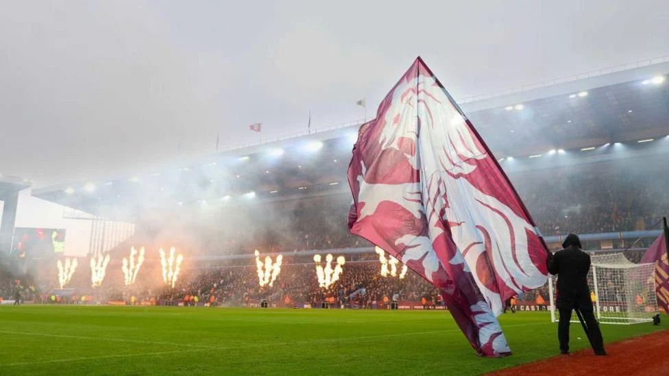 Aston Villa demandará a Jamie Carragher por insultos