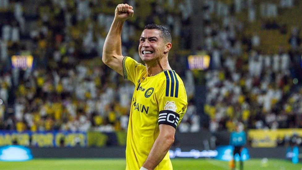Ronaldo se acerca a los 1.000 goles con un triplete