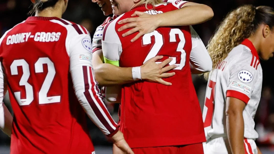 Alessia Russo hace historia con triplete en Champions League