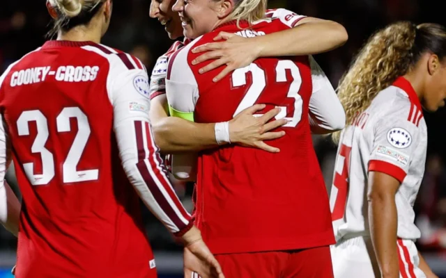 Alessia Russo hace historia con triplete en Champions League