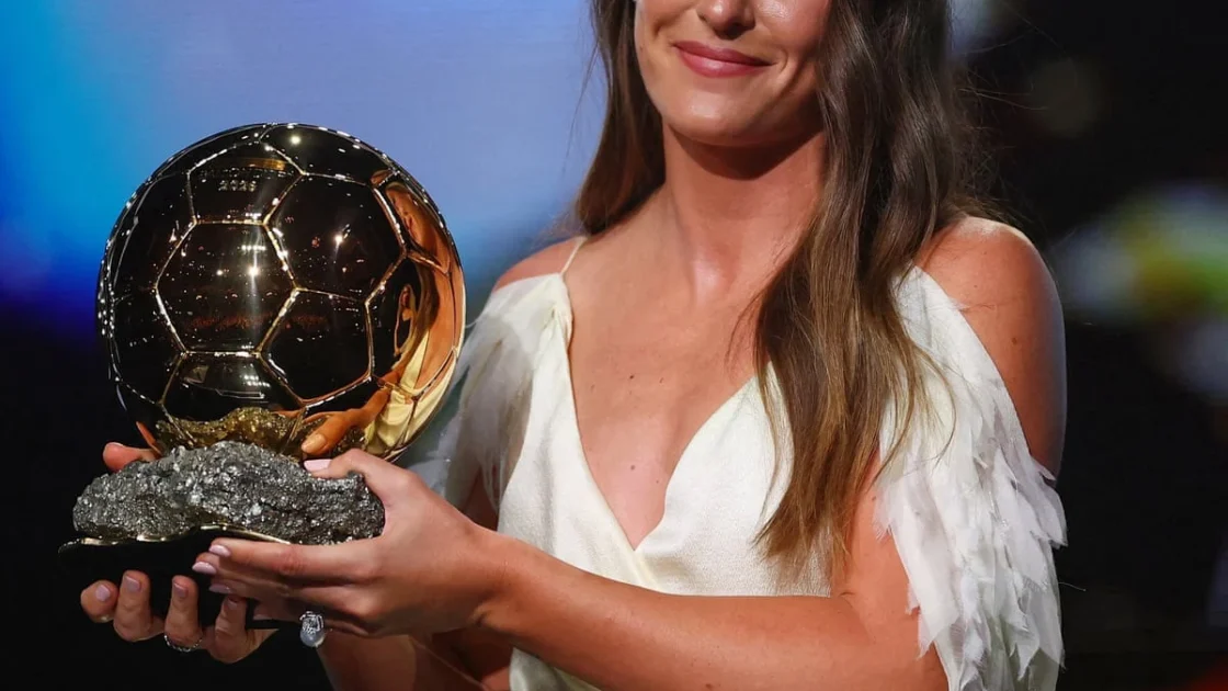 Alexia Putellas gana su tercer Balón de Oro y brilla