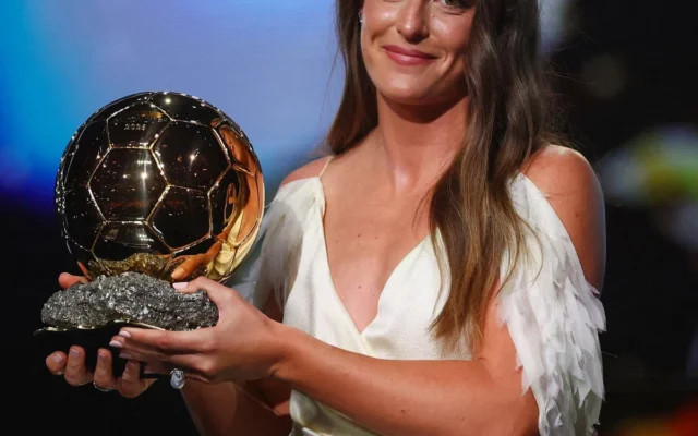 Alexia Putellas gana su tercer Balón de Oro y brilla