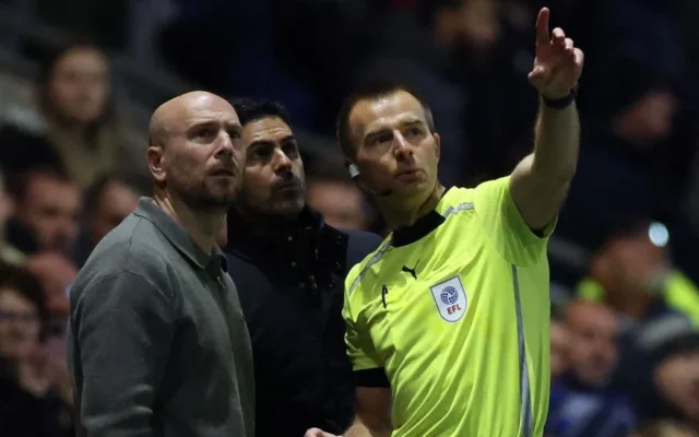 Dron interrumpe partido entre Fleetwood y Arsenal