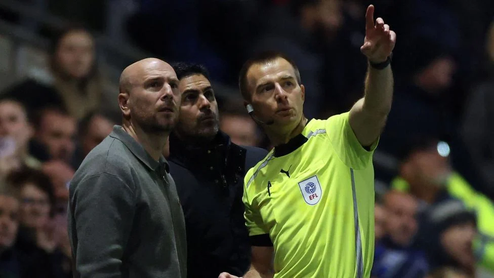 Dron interrumpe partido entre Fleetwood y Arsenal