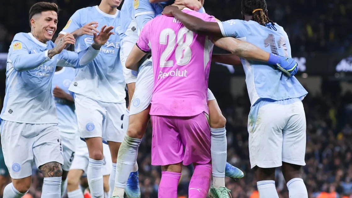 Rulli lleva al Manchester City a cuartos en penaltis