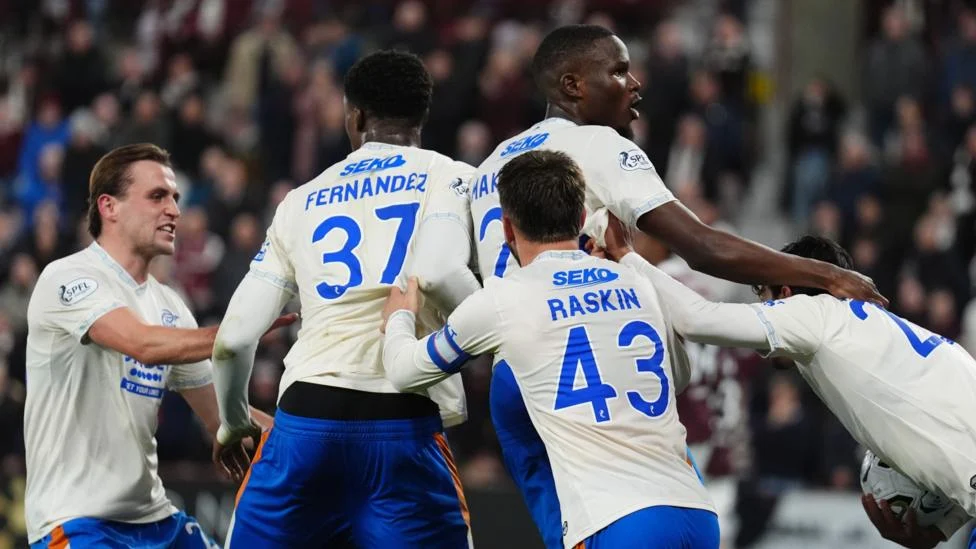 McInnes defiende a Emmanuel Fernandez antes de semifinal