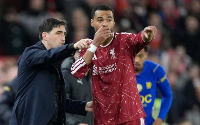 Liverpool vence al Chelsea pero sus delanteros son criticados