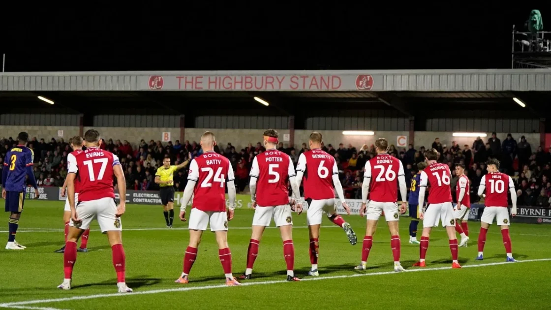 Interrupción insólita por un dron en el Fleetwood vs Arsenal