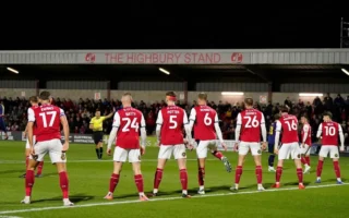 Interrupción insólita por un dron en el Fleetwood vs Arsenal