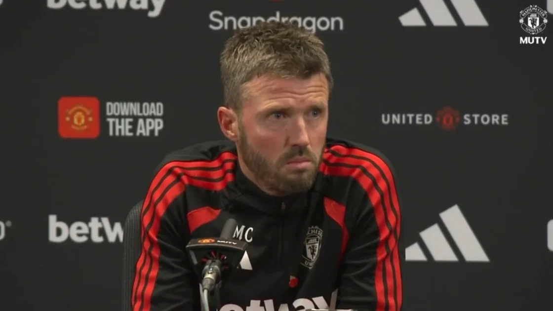 Carrick defiende su continuidad en el Manchester United