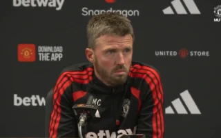 Carrick defiende su continuidad en el Manchester United