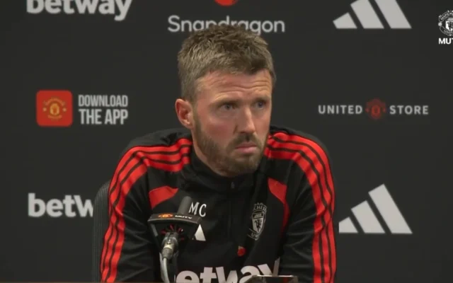 Carrick defiende su continuidad en el Manchester United