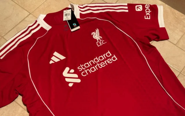 Adidas rebaja camisetas de Arsenal, United y Liverpool a £40