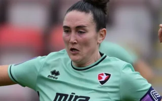 Ex-capitana acusa al Cheltenham Town de ser una dictadura