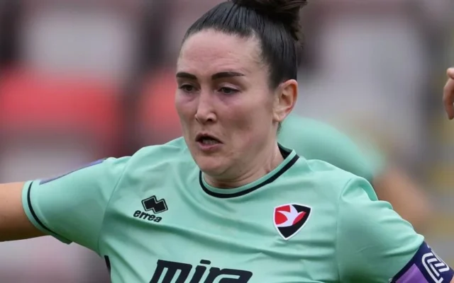 Ex-capitana acusa al Cheltenham Town de ser una dictadura