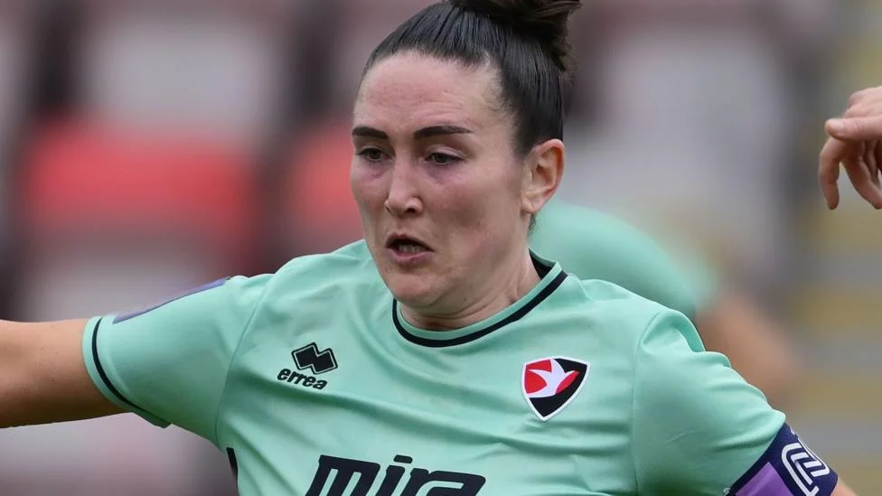 Ex-capitana acusa al Cheltenham Town de ser una dictadura