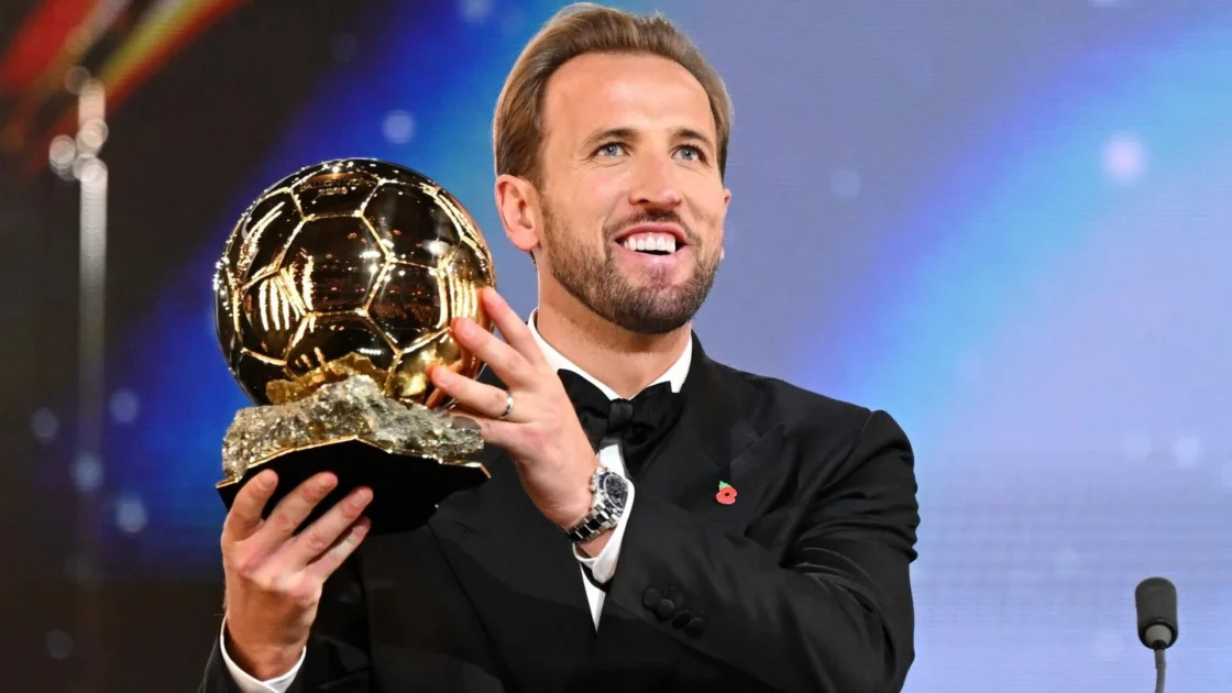 Harry Kane procesa su Balón de Oro regresando al trabajo
