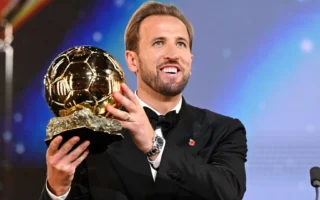 Harry Kane procesa su Balón de Oro regresando al trabajo
