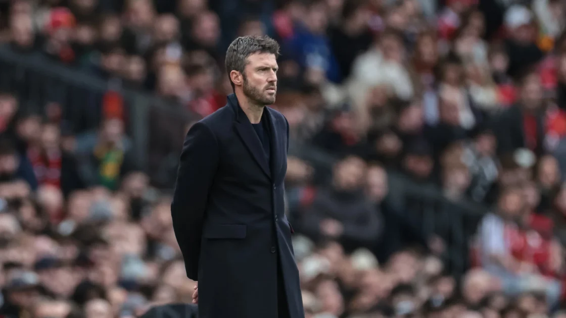 Michael Carrick seguirá al frente del Manchester United