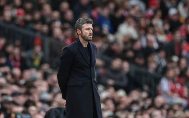 Michael Carrick seguirá al frente del Manchester United