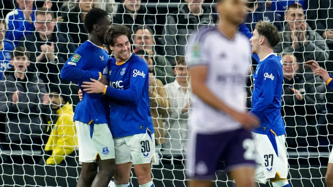 Dewsbury-Hall lidera al Everton en la Copa de la Liga
