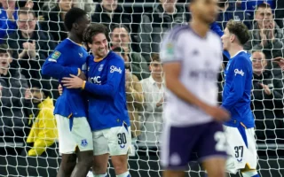 Dewsbury-Hall lidera al Everton en la Copa de la Liga