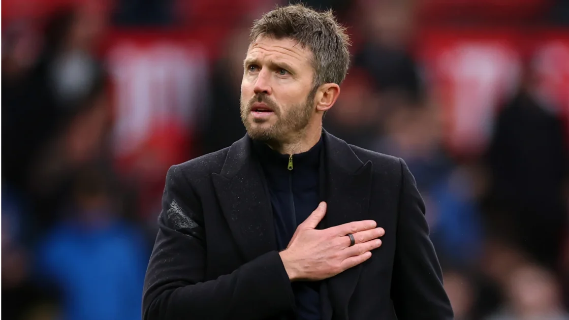 Michael Carrick sigue en Manchester United ante duelo con Chelsea